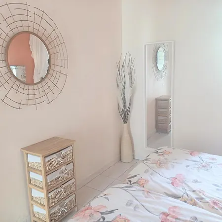 Appartement Bright & Spacious With Aircon