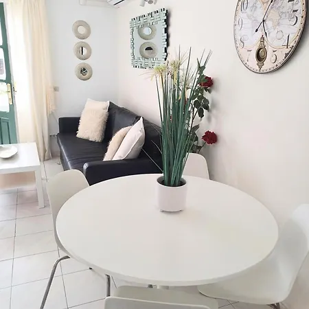 Bright & Spacious With Aircon Appartement